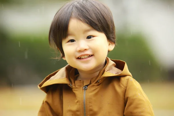 屋外の公園にいるアジア系の少年 — ストック写真