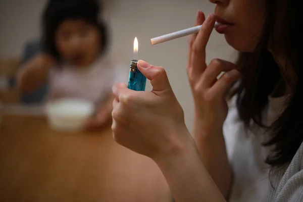 Imagem Uma Mãe Fumando Perto Seu Filho — Fotografia de Stock