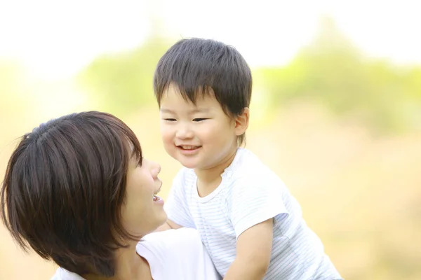 Junge Mutter Und Entzückender Glücklicher Kleiner Sohn Spielen Zusammen Park — Stockfoto