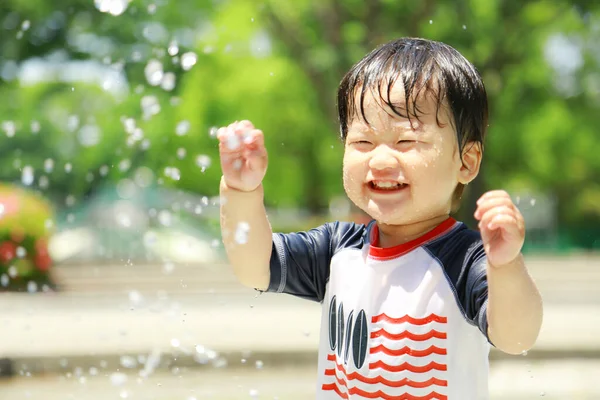 Bonito Asiático Pouco Menino Piscina Parque — Fotografia de Stock