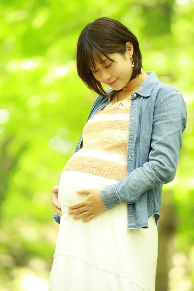 Jeune Belle Asiatique Enceinte Femme Dans Parc — Photo