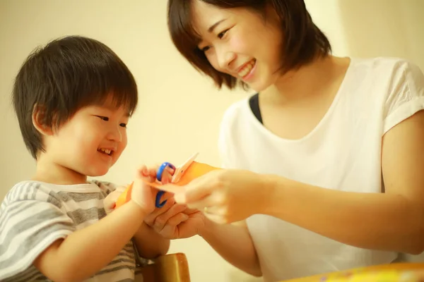 Jung Asiatisch Mutter Spielend Mit Sie Klein Sohn — Stockfoto