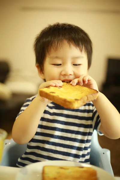 Menino Comendo Pão Casa — Fotografia de Stock