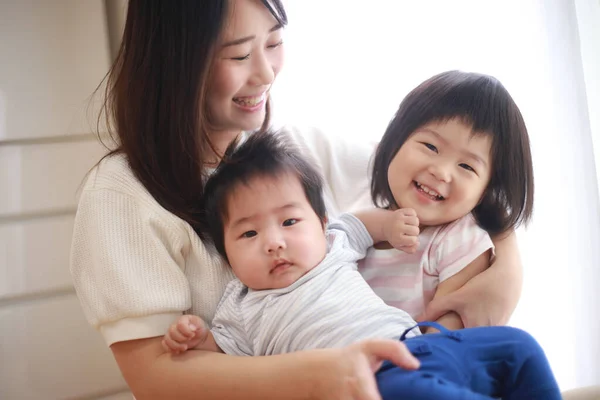 Feliz Família Asiática Casa — Fotografia de Stock