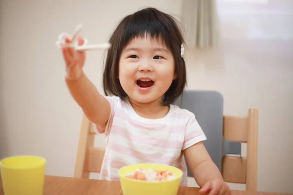 Menina Come Almoço Saudável — Fotografia de Stock