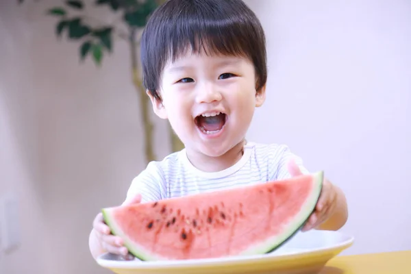 Netter Kleiner Junge Isst Wassermelone Hause — Stockfoto