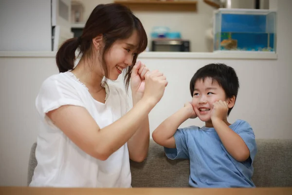 Jeune Mère Asiatique Avec Son Fils Maison Avoir Plaisir — Photo