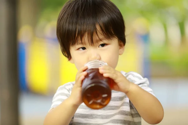 Милый Азиатский Мальчик Пьющий Парке — стоковое фото