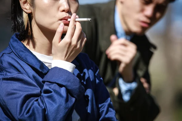 Asiatisk Kvinna Röker Cigarett Nära Mannen Gatan — Stockfoto