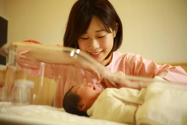 Jeune Mère Avec Nouveau Asiatique Famille Portrait — Photo