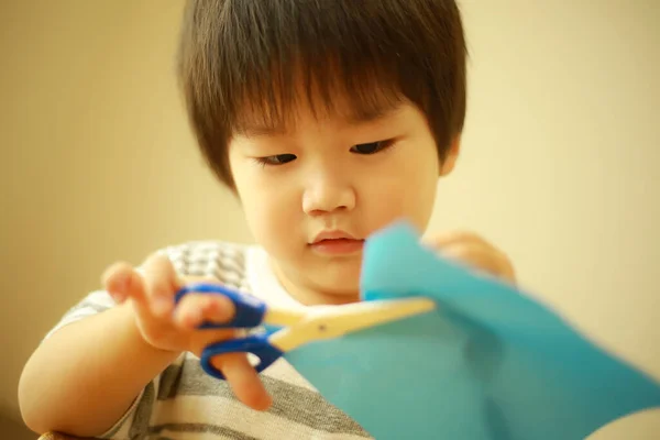 Маленький Хлопчик Грає Папером Ножицями — стокове фото