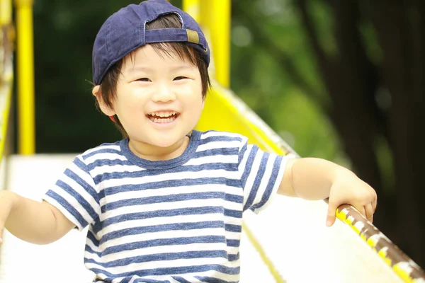 Parktaki Yakışıklı Asyalı Çocuk — Stok fotoğraf