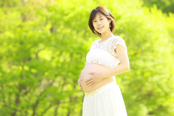 公园里年轻美丽的亚裔孕妇 — 图库照片