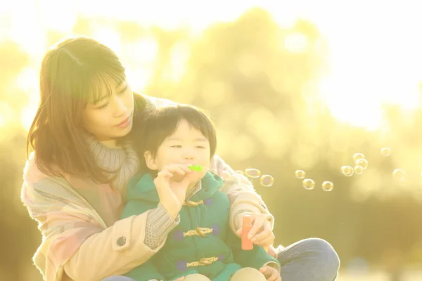 Jeune Mère Asiatique Avec Son Petit Garçon Avec Des Bulles — Photo