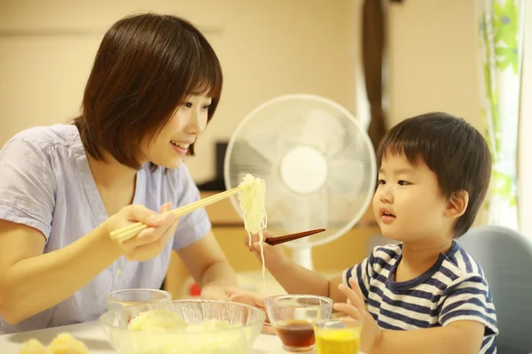 Mulher Asiática Alimentando Seu Filho Com Macarrão Cozinha — Fotografia de Stock