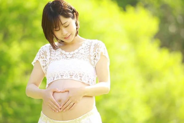 公園の美しい妊婦アジア人女性 — ストック写真