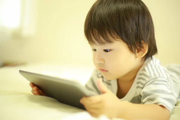 Mãe Filho Feliz Assistindo Vídeo Tablet Digital — Fotografia de Stock