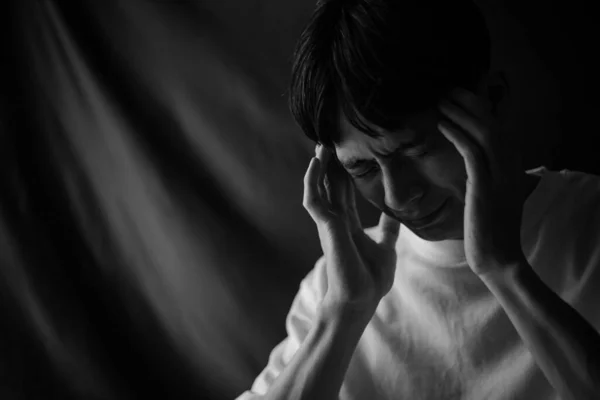Депрессивный Азиатский Мужчина Плачет — стоковое фото