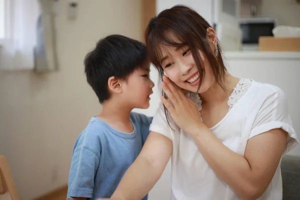 Giovane Asiatica Madre Con Suo Figlio Casa Condivisione Segreto — Foto Stock