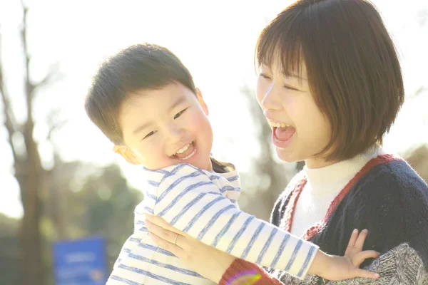 Junge Mutter Und Entzückender Glücklicher Kleiner Sohn Spielen Zusammen Park — Stockfoto