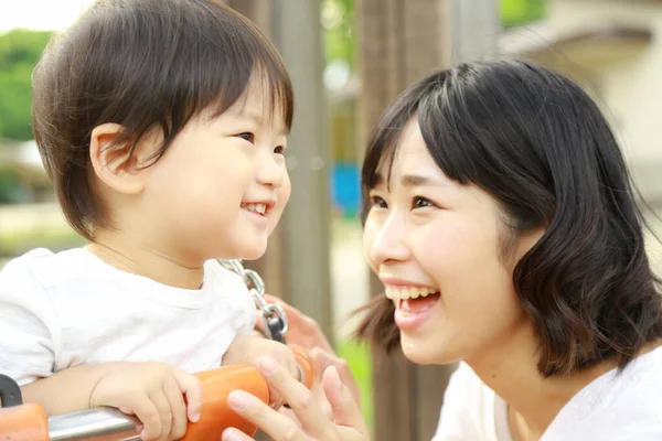 Ung Asiatisk Mamma Med Sitt Barn Lekplatsen — Stockfoto