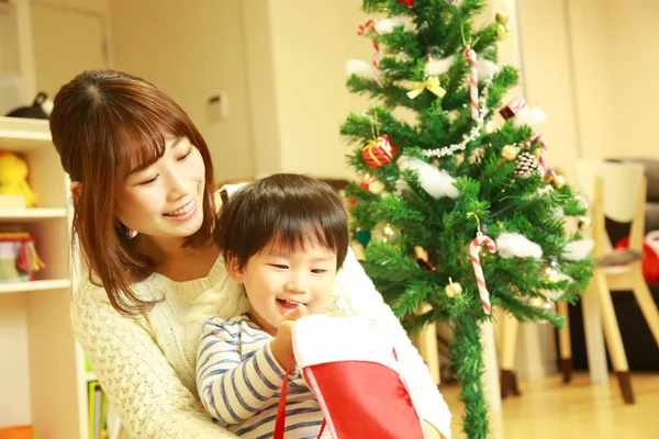 Glad Ung Mor Och Bedårande Litet Barn Firar Jul Tillsammans — Stockfoto
