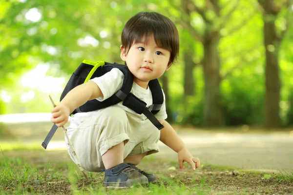 Söt Asiatisk Liten Pojke Med Ryggsäck Parken — Stockfoto