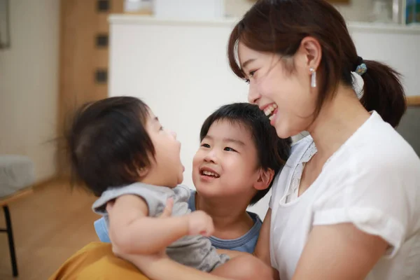Азиатская Семья Счастливой Матерью Милые Маленькие Дети — стоковое фото