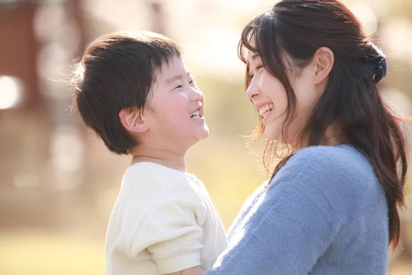 Asiatische Mutter Und Ihr Sohn Park — Stockfoto