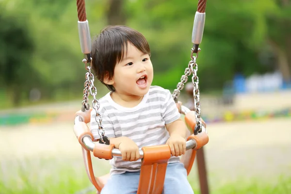 Niedlich Asiatisch Klein Junge Auf Schaukel Die Park — Stockfoto