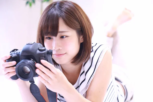 美しい若いアジア人女性が自宅でカメラを使って — ストック写真