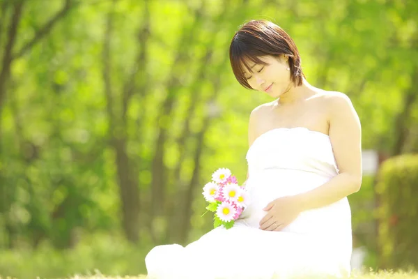 Beautiful Pregnant Asian Woman Park — Stock Photo, Image