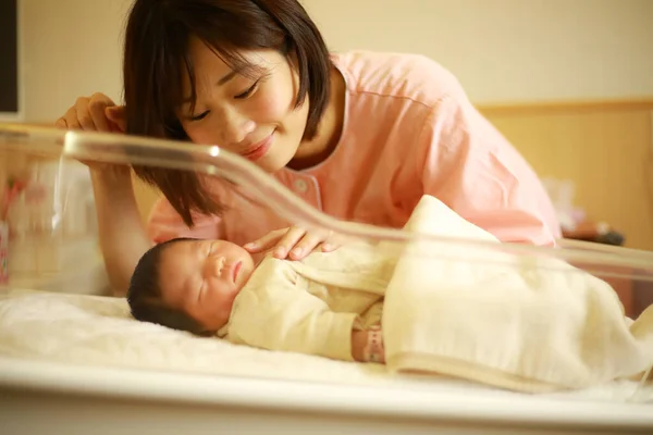 Yeni Doğmuş Bebeği Olan Genç Bir Anne Asya Aile Portresi — Stok fotoğraf