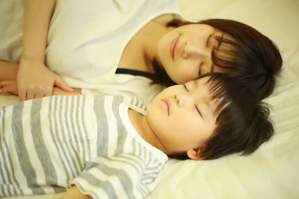 Mutlu Genç Anne Küçük Oğlu Yatakta Yatıyor — Stok fotoğraf