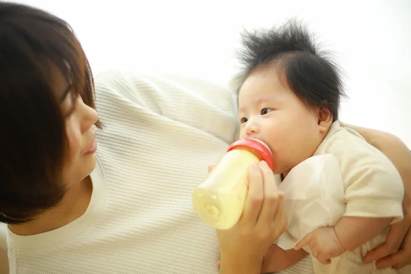 Moeder Voeden Van Fles Kleine Baby — Stockfoto