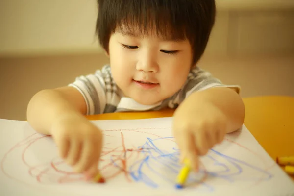 Симпатичный Маленький Мальчик Рисует Дома — стоковое фото