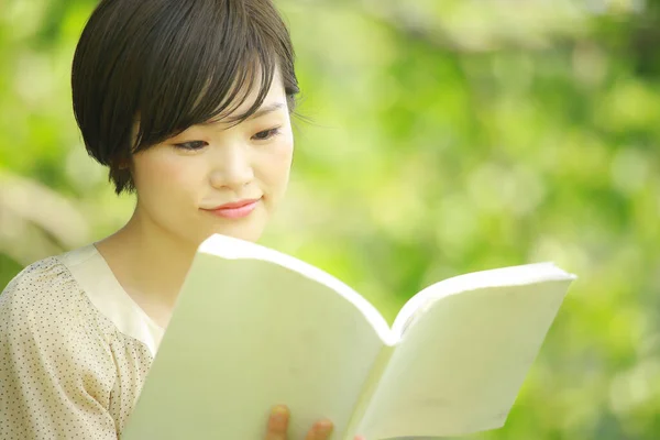 Retrato Joven Asiática Leyendo Libro Parque — Foto de Stock