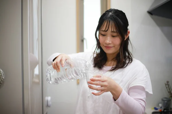 Jeune Femme Buvant Eau Verre — Photo