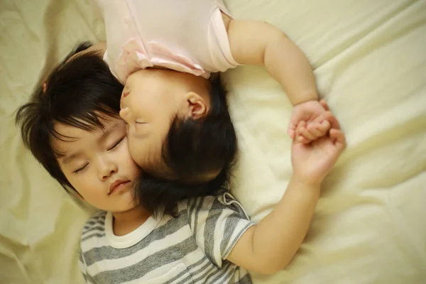 Adik Kecil Dan Adik Yang Lucu Tidur Ranjang Putih — Stok Foto