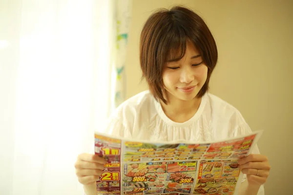 Asiatisk Kvinna Läser Tidningen — Stockfoto