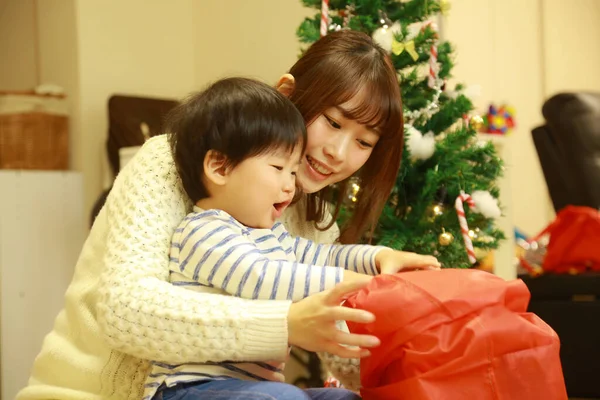 Feliz Jovem Mãe Adorável Criança Comemorando Natal Juntos Casa — Fotografia de Stock