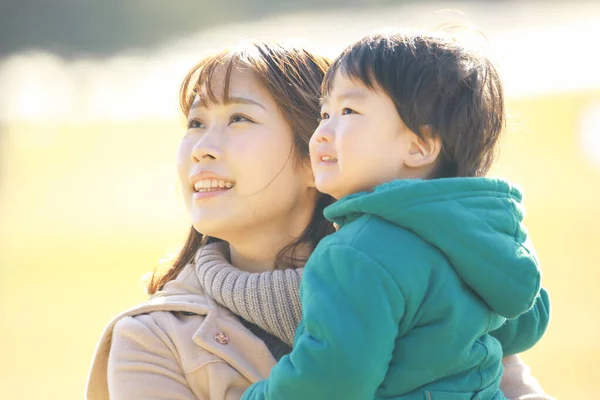 Jovem Mulher Asiática Com Seu Filho Olhando Para Cima Parque — Fotografia de Stock