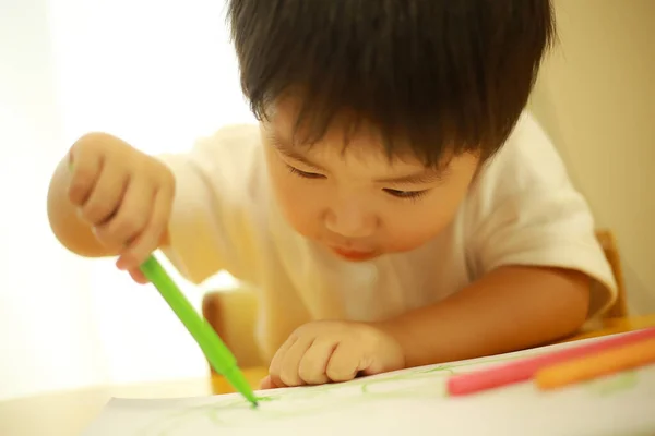 Renkli Kalemlerle Çizen Küçük Çocuk — Stok fotoğraf