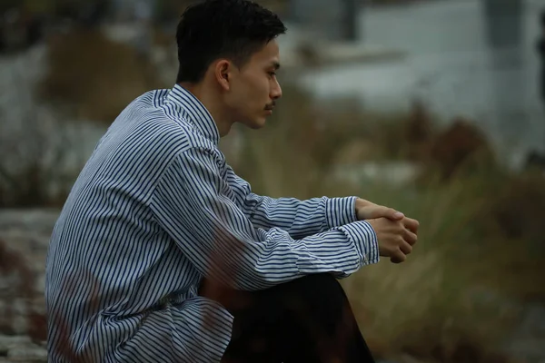 Sorglig Och Ensam Asiatisk Man Sitter Nära Floden — Stockfoto