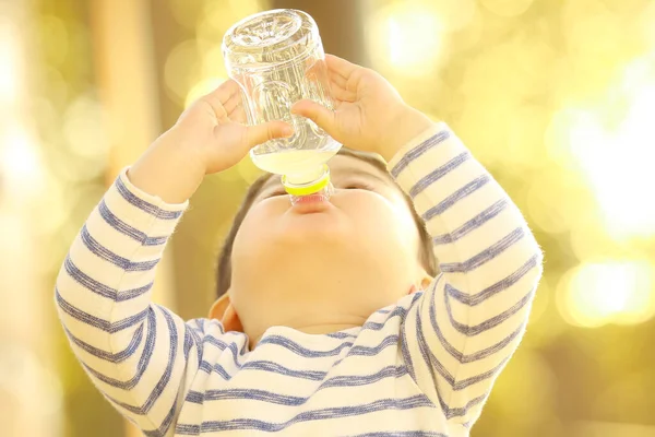 Ребенок Держит Бутылку Воды — стоковое фото