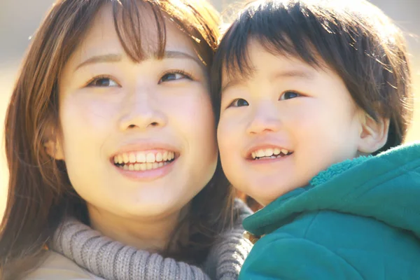 Joven Asiático Madre Con Poco Hijo Tener Divertido Parque —  Fotos de Stock