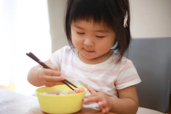 Kislány Egészséges Ebédet Eszik — Stock Fotó