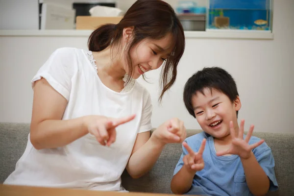 Jeune Asiatique Mère Avec Son Fils Maison Jouer Jeu — Photo