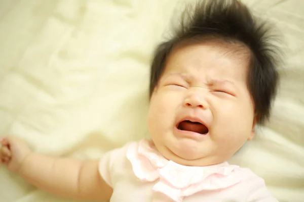 Bebê Bonito Chorando Enquanto Deitado Cama — Fotografia de Stock