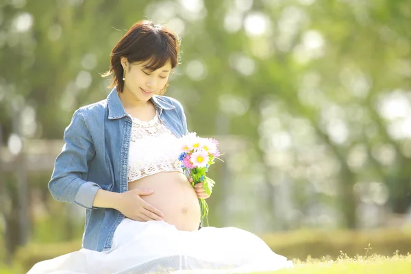 Piękne Ciąży Azji Kobieta Park — Zdjęcie stockowe